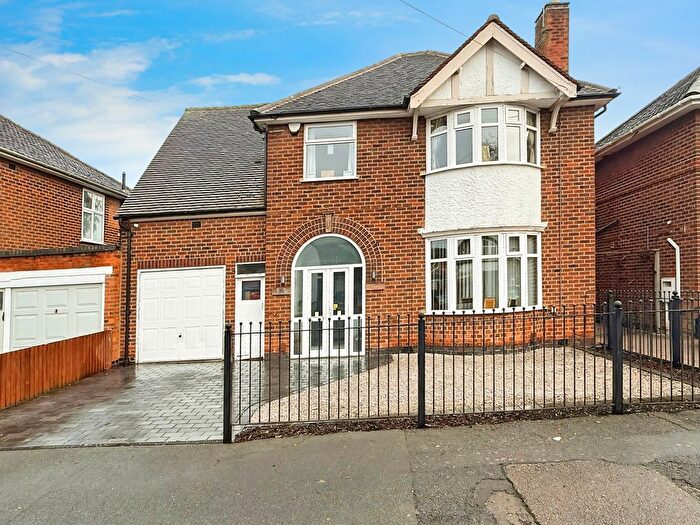 4 Bedroom Detached House For Sale In Peters Drive, Leicester, LE5