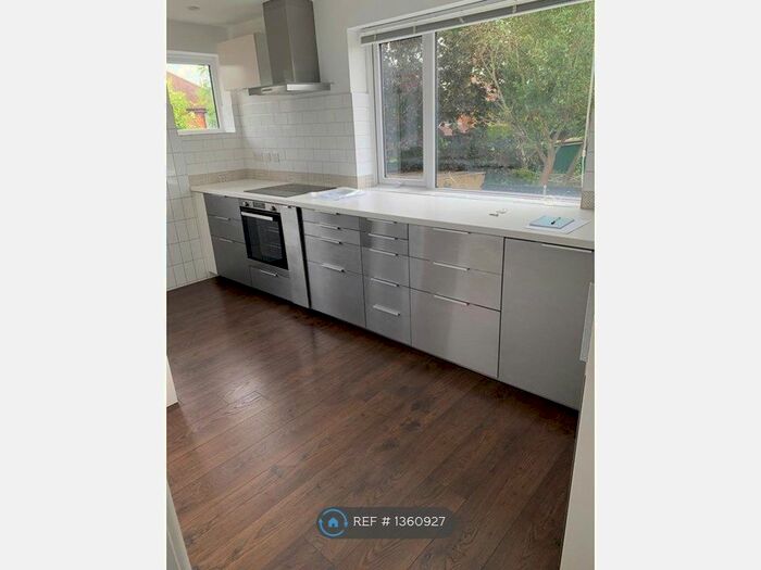 2 Bedroom Maisonette To Rent In Bath Road, Maidenhead, SL6