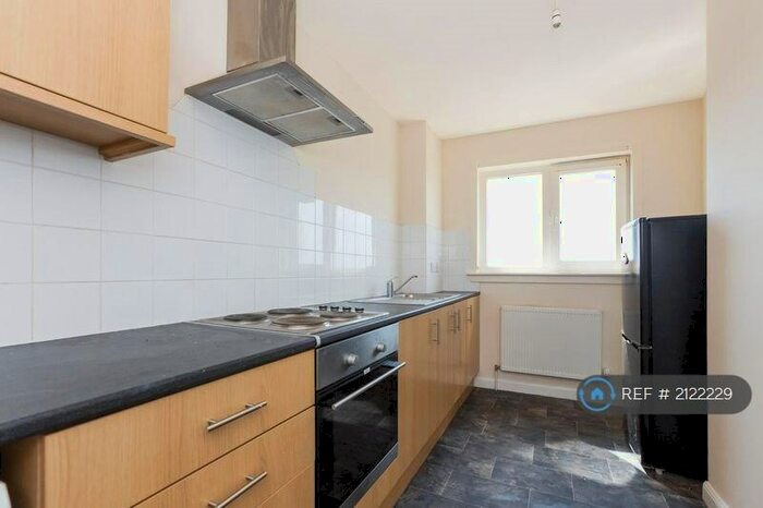 3 Bedroom Flat To Rent In Lomond Crescent, Dunfermline, KY11