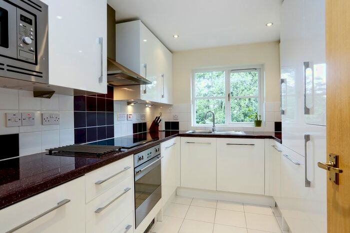 2 Bedroom Flat To Rent In Parkside, London, SW19