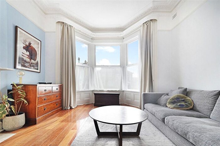 2 Bedroom Flat For Sale In Hainault Road, Leytonstone, London, E11