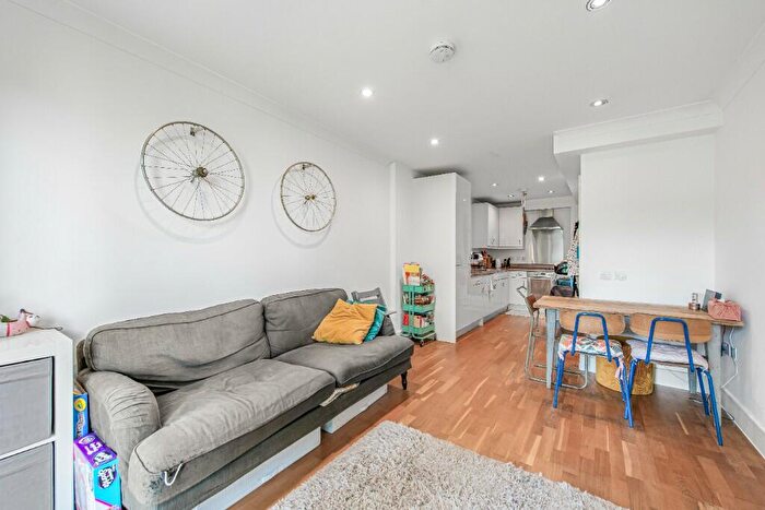2 Bedroom Flat For Sale In Cawnpore Street, London, SE19