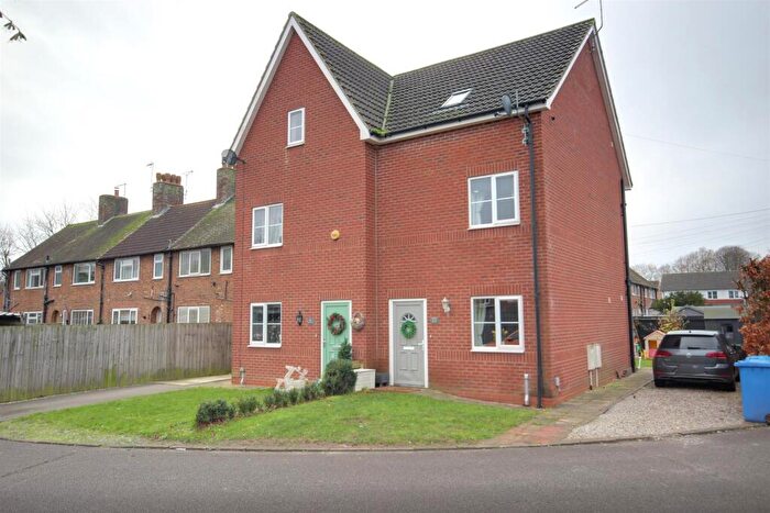 4 Bedroom Semi Detached House For Sale In Carnaby Close, Leconfield, Beverley, HU17