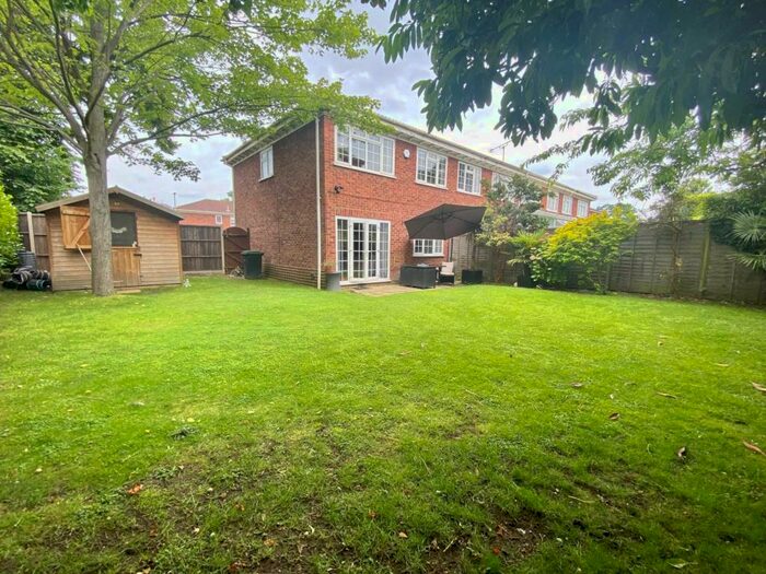 3 Bedroom End Of Terrace House To Rent In Mayfair Close, Surbiton, KT6