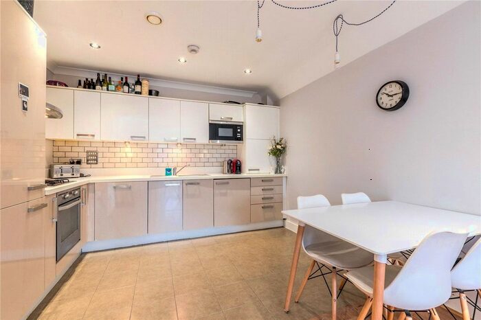 2 Bedroom Flat To Rent In Gordon Road, Nunhead, London, SE15