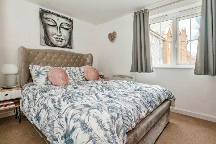 1 Bedroom Flat For Sale In Russett Way, Dunstable, Bedfordshire, LU5
