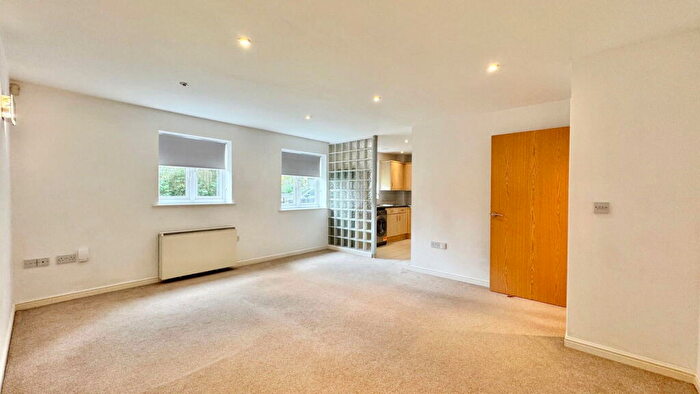 2 Bedroom Flat For Sale In Laundry Court, Northway, Newbury, RG14