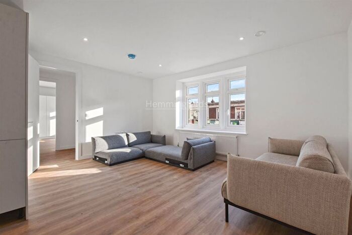 1 Bedroom Flat To Rent In Solent Lodge, Green Lanes, N13