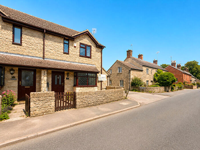 3 Bedroom Semi-Detached House For Sale In The Close, Lechlade, GL7