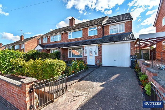 4 Bedroom Semi-detached House For Sale In Heddington Way, Leicester, LE2