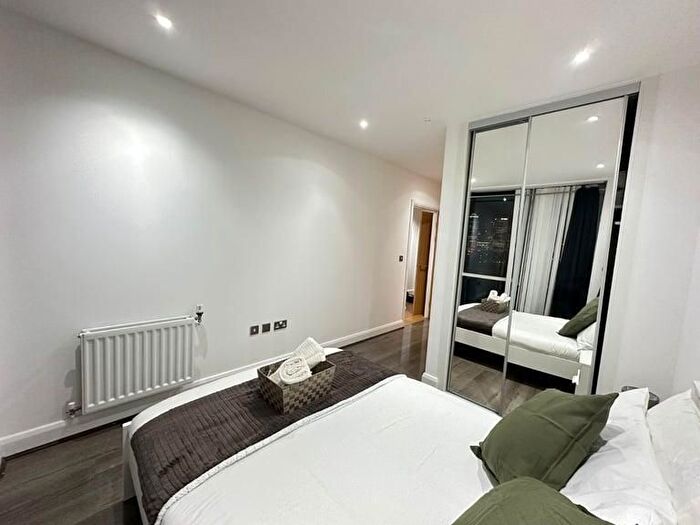 2 Bedroom Flat To Rent In Hoey Court, Stratford, London, E3