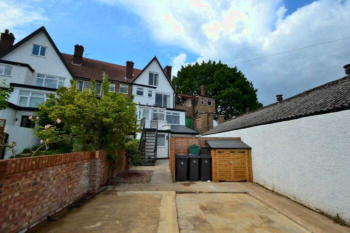 1 Bedroom Flat To Rent In Elm Close, Tolworth, Surbiton, KT5