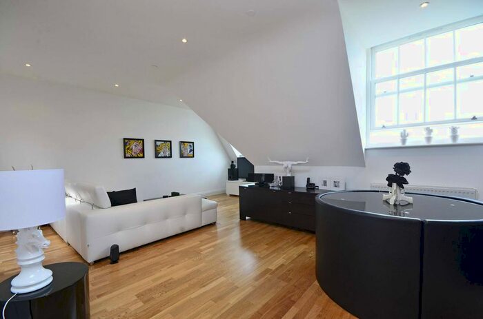 2 Bedroom Flat To Rent In Royal Drive, Friern Barnet, London, N11