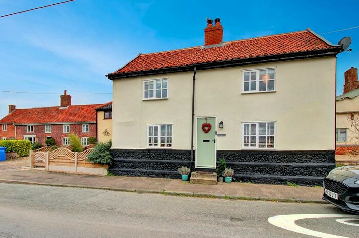 3 Bedroom Detached House For Sale In The Street, Hepworth, IP22