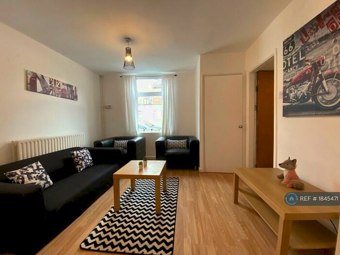 2 Bedroom Flat To Rent In Fosse Road North, Leicester, LE3