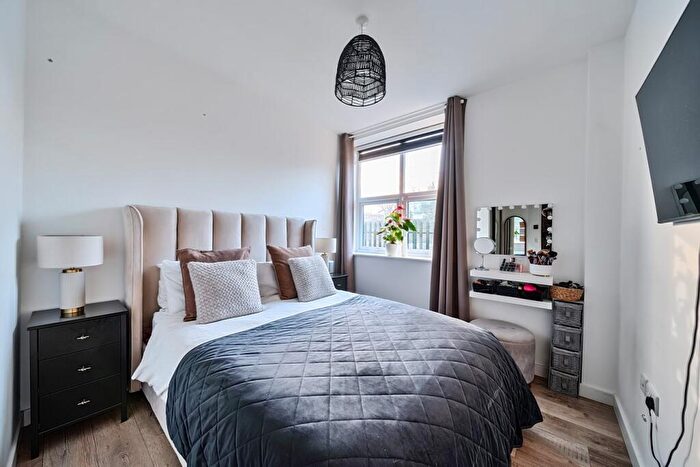 2 Bedroom Flat For Sale In Great North Road, Hatfield, AL9