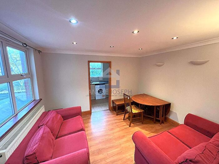 3 Bedroom Flat To Rent In Tooting Bec Road, Tooting Bec, London, SW17
