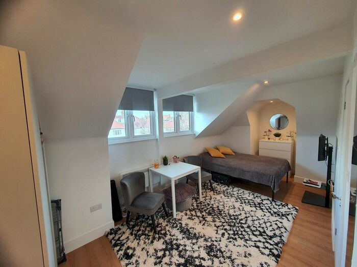 Studio To Rent In St Andrews Road, London, NW11