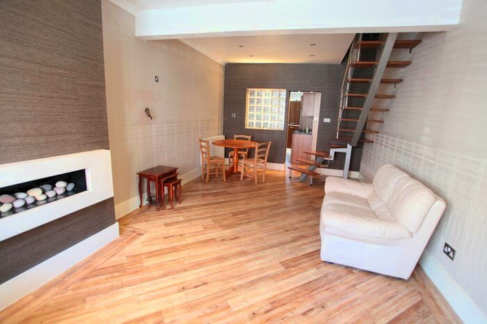 2 Bedroom Terraced House To Rent In Grantham Street, L6