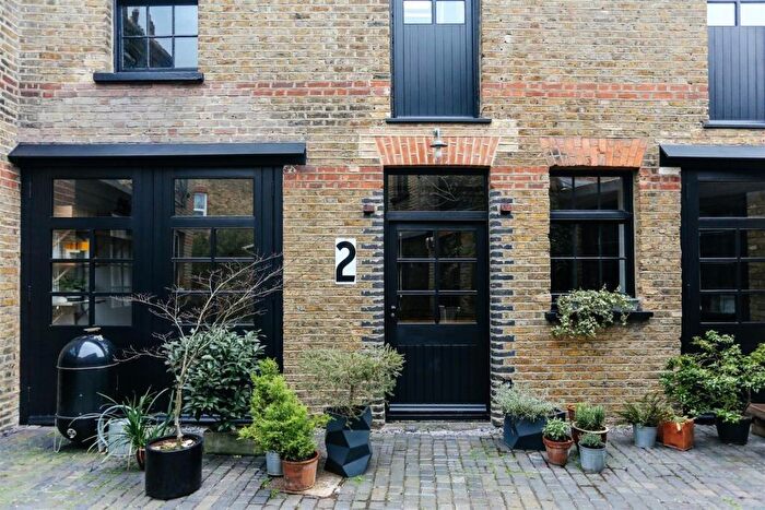 1 Bedroom Flat To Rent In Oaklands Mews, Cricklewood, NW2