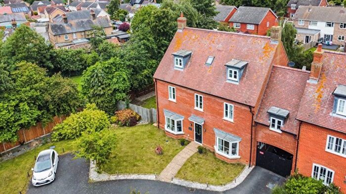 5 Bedroom Link Detached House For Sale In The Dairy, Henlow, SG16
