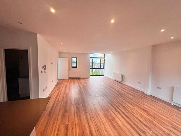 2 Bedroom Detached House To Rent In Edeleny Close, London, N2