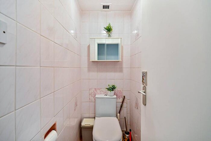 2 Bedroom Flat To Rent In Anglers Reach, Surbiton, KT6