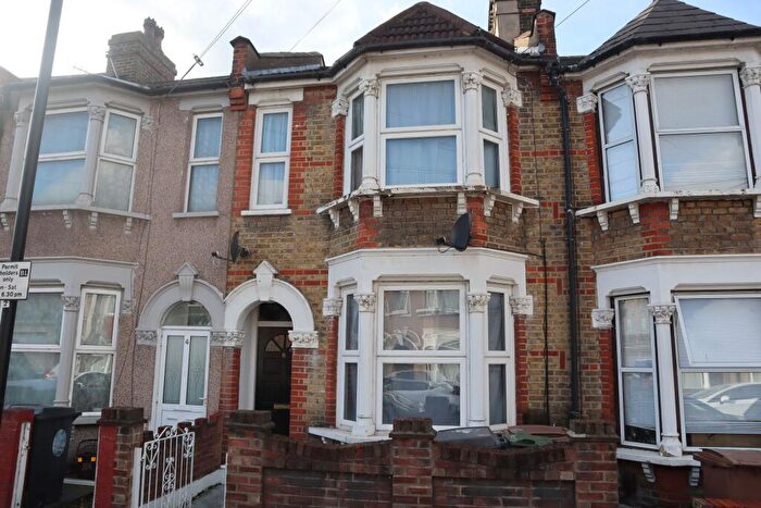 2 Bedroom Apartment To Rent In Farnborough Avenue, London, E17