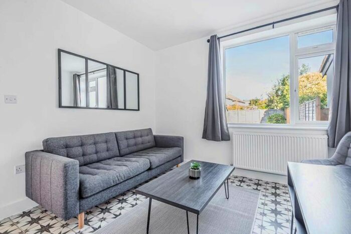 4 Bedroom Semi-Detached House To Rent In New Cross Road, Guildford, GU2