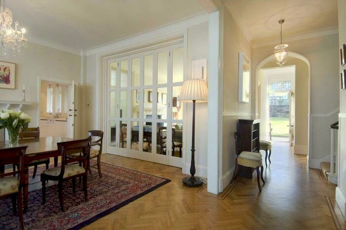 3 Bedroom Apartment To Rent In Hampstead Lane, Highgate Village, N6