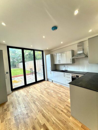 3 Bedroom Town House To Rent In Hanley Road, London, N4