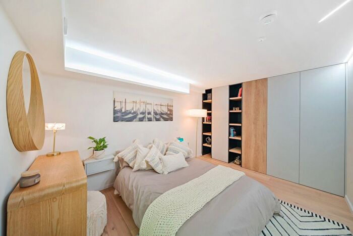 2 Bedroom Flat For Sale In Vinery Way, London, W6