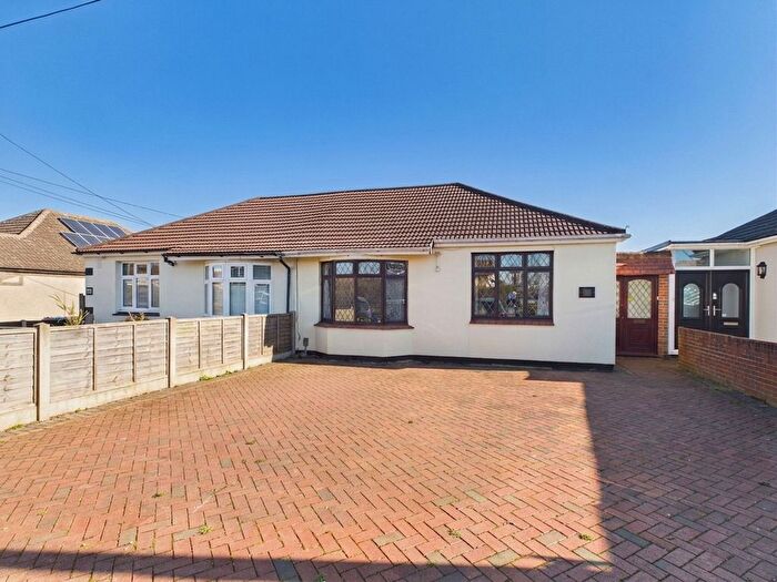 4 Bedroom Semi-Detached Bungalow For Sale In Pembroke Avenue, Corringham, SS17
