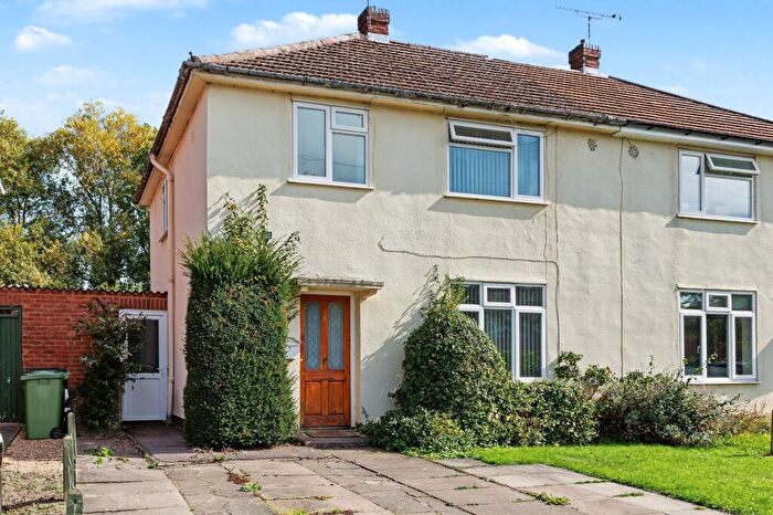 3 Bedroom Semi-Detached House For Sale In Goldsmith Avenue, Warwick, CV34