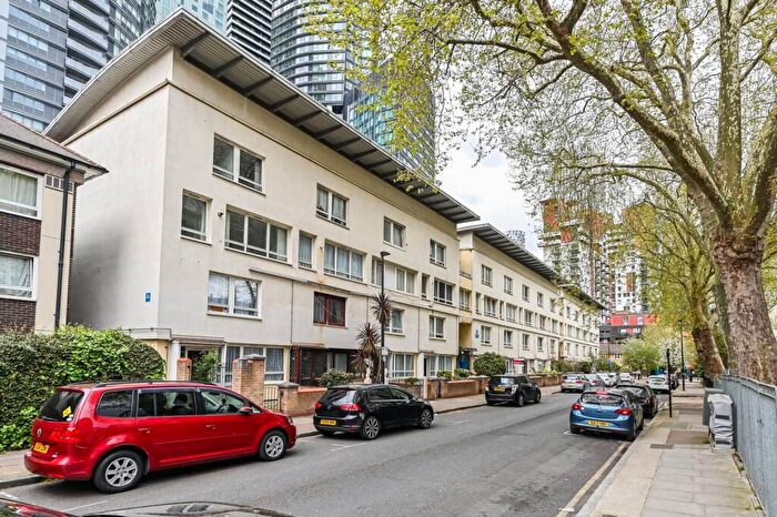 3 Bedroom Maisonette For Sale In Strafford Street, Isle Of Dogs, London, E14