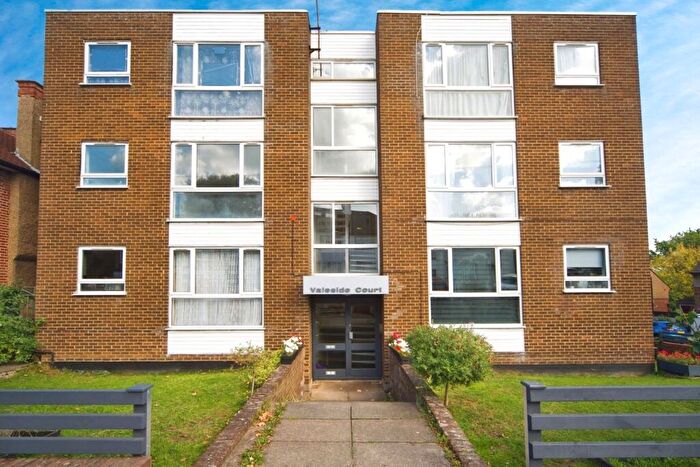 2 Bedroom Flat For Sale In Warwick Road, Barnet, EN5