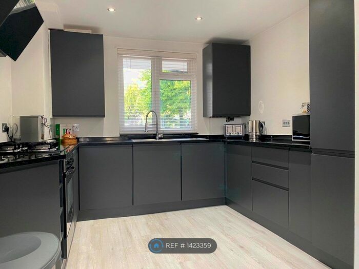 3 Bedroom Flat To Rent In London, London, SW16