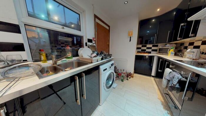 7 Bedroom Terraced House To Rent In Manor Drive, Hyde Park, Leeds, LS6