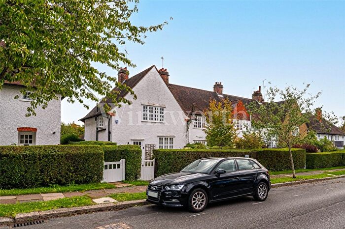 3 Bedroom Semi-Detached House To Rent In Asmuns Hill, London, NW11