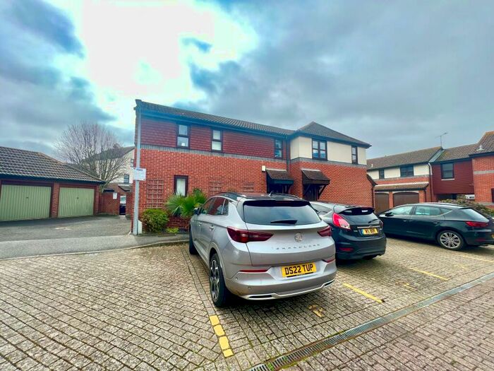 3 Bedroom Semi-Detached House To Rent In Beehive Walk *Garage Included*, PO1