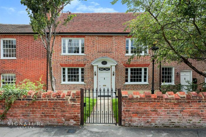 4 Bedroom Property To Rent In High Street, Abbots Langley, WD5