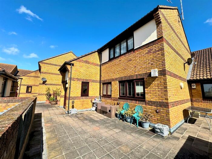 1 Bedroom Flat To Rent In Hedingham Place, Rectory Road, Ashingdon, Rochford, SS4