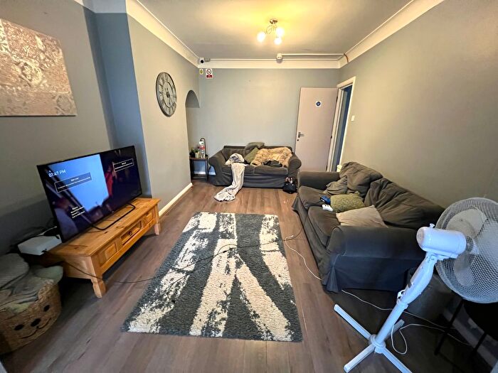 6 Bedroom Semi-Detached House To Rent In Hainault Road, Romford, RM6