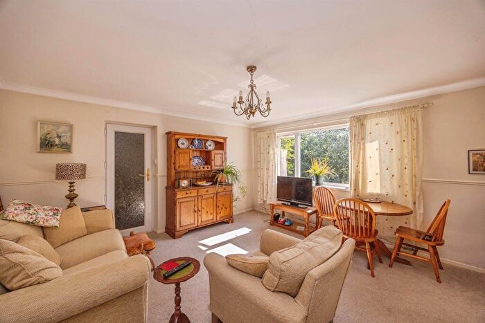 3 Bedroom Semi-Detached Bungalow For Sale In Redwing Road, Clanfield, Waterlooville, PO8