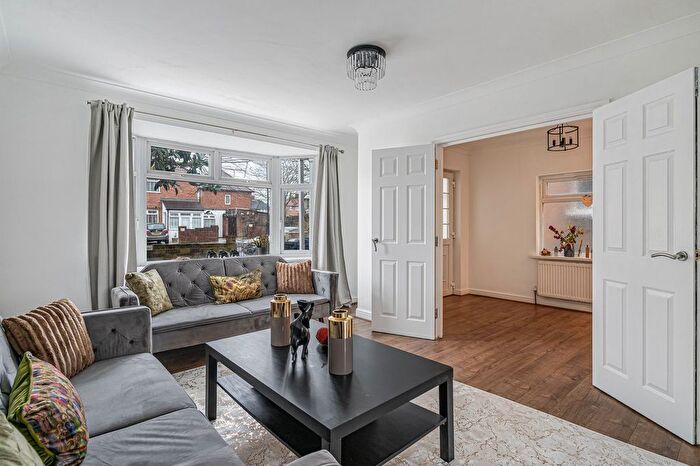 4 Bedroom Semi-Detached House For Sale In Greenford Avenue, Hanwell, W7 - Photo 3