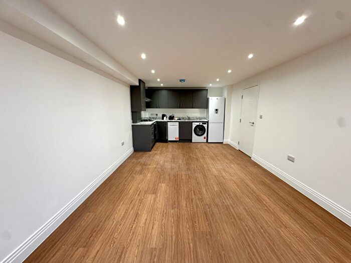 2 Bedroom Flat To Rent In Barge Drive, Southall, Greater London, UB2