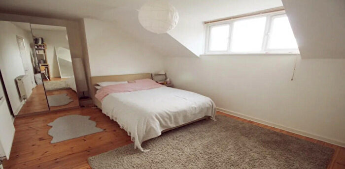 4 Bedroom Flat To Rent In Bede Square, Mile End, E3