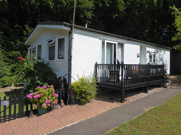 2 Bedroom Mobile/park Home For Sale In Club Cottage Park, A Burnham Green Road, Burnham Green, AL6