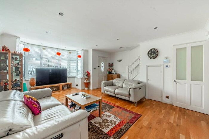 4 Bedroom Semi-Detached House To Rent In Sandhurst Road, Kingsbury, London, NW9