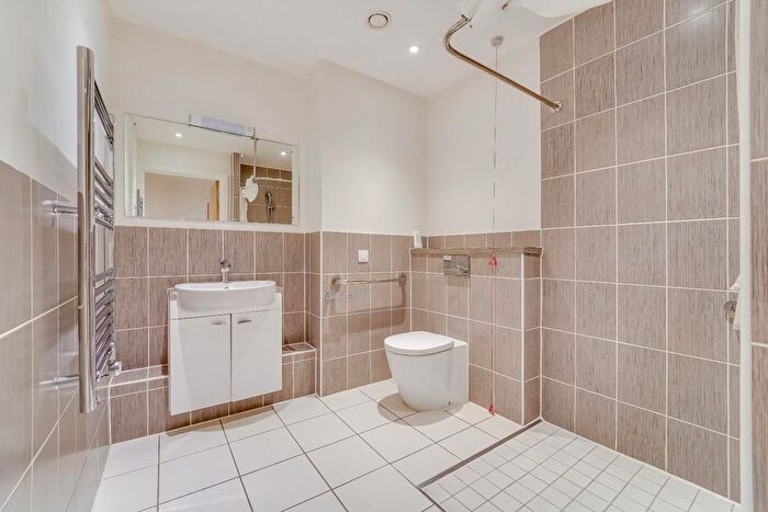 1 Bedroom Flat For Sale In Liberty House, Kingston Road, Raynes Park, SW20